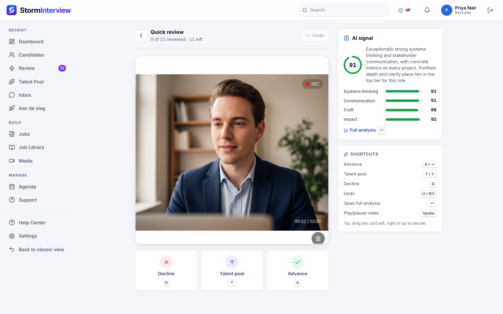 File de revue candidats sur ordinateur avec carte vidéo, score IA et extraits de transcription